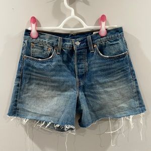 Levi High Rise Wedgie Cut Off Short 28 Med Wash